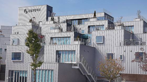 내부에서 본 용남고 전경. 건물들이 공중에 떠 있는 것처럼 보여 플로팅 스쿨(Floating school)이라고 불린다. 송봉근 기자