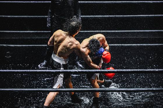 21일부터 방영 예정인 tvN 예능 '아이 엠 복서'의 경기 장면. 1대1 서바이벌 형식의 복싱 예능을 표방한다. 2000명의 복서가 프로그램에 지원했고, 제작진은 90명을 추려냈다. 사진 tvN
