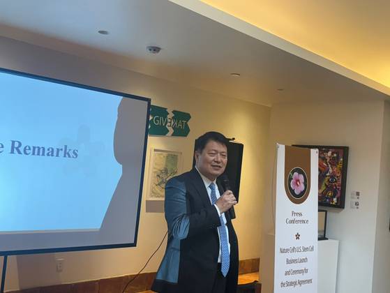 라정찬 네이처셀 회장이 20일(현지 시간) 미국 워싱턴 DC 더라인DC에서 기자회견을 하고 있다. 사진 네이처셀