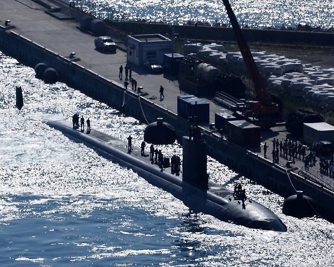 2024년 11월 18일 부산작전기지에 미국 해군 로스앤젤레스급 원자력추진잠수함(SSN) 컬럼비아함이 군수품 적재와 승조원 휴식을 위해 부산작전기지에 입항하고 있다. 해군은 컬럼비아함 입항을 계기로 한·미 해군 간 함정 방문 등 교류협력을 통해 연합방위태세를 더욱 공고히 할 계획이라고 밝혔다. [연합뉴스]