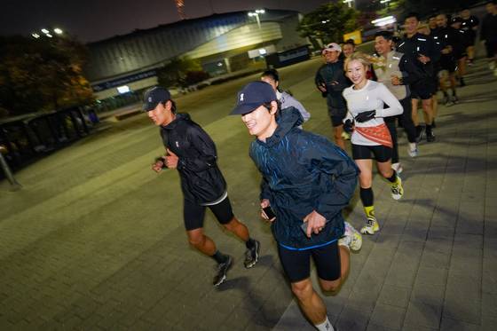 지난 11월 12일 저녁 롯데월드몰점의 오프닝 세레모니 러닝 세션에 참가한 한국 러닝 크루들. 사진 온(On)