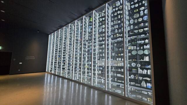 ▲양구백자박물관 ‘양구 백토, 천 개의 빛이 되다’ 전시 모습. 작가 1000여명의 백자 작품을 전시해 관람객들의 포토존으로 사랑받고 있다