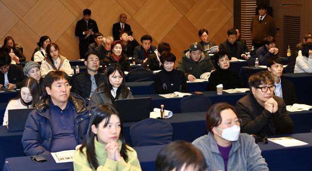 ▲ 폐광지역 문화유산을 활용한 지역문화 정체성 확립과 관광자원화 방안 심포지엄이 18일 정선 강원랜드 하이원 그랜드호텔 컨벤션타워에서 전영철 상지대 교수와 토론자, 지역주민, 관계자들이 참석한 가운데 열렸다.  방도겸 기자