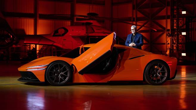 루크 동커볼케 현대차그룹 최고크리에이티브책임자(CCO)가 ‘마그마 GT 콘셉트’를 소개하고 있다. 현대차그룹 제공