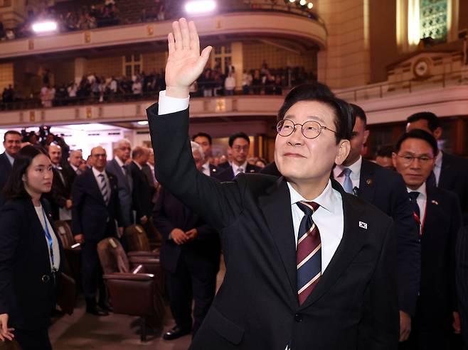 Korean President Lee Jae Myung waves at the audience following his keynote speech at Cairo University on Nov. 20. [YONHAP]