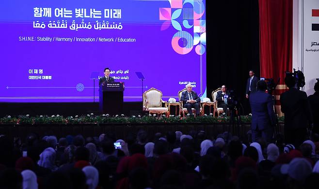 Korean President Lee Jae Myung delivers a keynote speech at Cairo University on Nov. 20. [YONHAP]