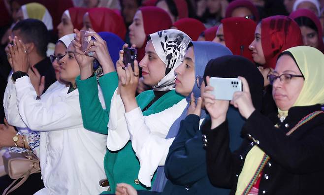 Students film Korean President Lee Jae Myung during his keynote speech at Cairo University on Nov. 20. [YONHAP]