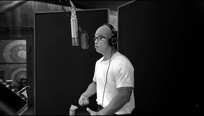 Korean American singer Steve Yoo was revealed as a hidden featured artist on rapper Justhis’s newly released album “LIT,” appearing on the 20th track titled "Home Home," which was revealed in a behind-the-scenes YouTube video posted by Justhis. [SCREEN CAPTURE]