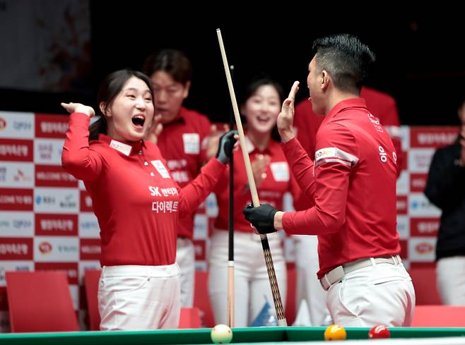 SK렌터카 강지은(왼쪽)과 응오딘나이가 4세트 혼합복식에서 승리를 합작했다. PBA 제공