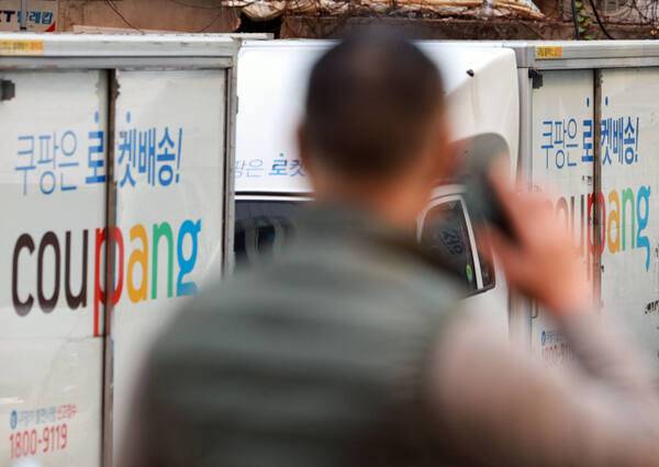 쿠팡에서 고객 4천500여명의 이름과 이메일 등 개인정보가 노출되는 사고가 발생했다. 쿠팡은 20일 고객들에게 "18일 고객 개인정보가 비인가 조회된 것으로 확인됐다"며 "조회된 정보는 이름, 이메일 주소, 배송지 주소록(전화번호·주소), 최근 5건의 주문 정보로 확인했다"고 공지했다. 사진은 21일 서울 시내 쿠팡 차량 차고지. 연합뉴스