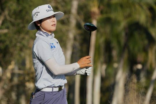티샷 바라보는 이소미. 사진[AP=연합뉴스]