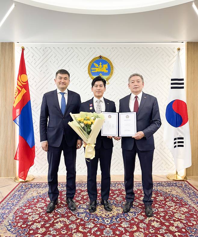 사진 왼쪽부터 수헤 수흐볼드 몽골 대사, 정사무엘 한문화진흥협회 회장, 냠다와깅 후랄바타르 몽골 대통령실 수석고문. [사진제공 = 한국문화진흥협회]