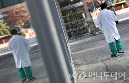 서울 시내 한 병원에서 의료진이 이동하고 있다. 사진은 기사와 직접적인 관련이 없음./사진=(서울=뉴스1) 김도우 기자