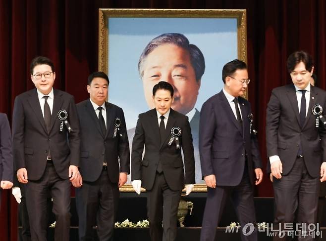 (서울=뉴스1) 황기선 기자 = 장동혁 국민의힘 대표를 비롯한 의원들이 21일 오전 서울 동작구 서울현충원에서 열린 '김영삼 전 대통령 서거 10주기 추모식'에서 헌화 및 묵념을 마치고 자리로 돌아가고 있다. 왼쪽부터 신동욱, 정희용, 장동혁, 유상범, 박성훈. (공동취재) 2025.11.21/뉴스1  Copyright (C) 뉴스1. All rights reserved. 무단 전재 및 재배포,  AI학습 이용 금지. /사진=(서울=뉴스1) 황기선 기자