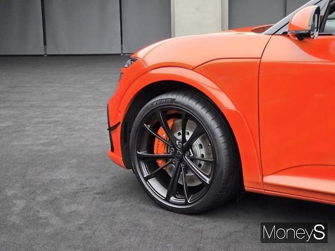 GV60 마그마에는 전용으로 개발된 21 인치 휠과 광폭 썸머타이어가 적용됐다. /사진=최유빈 기자