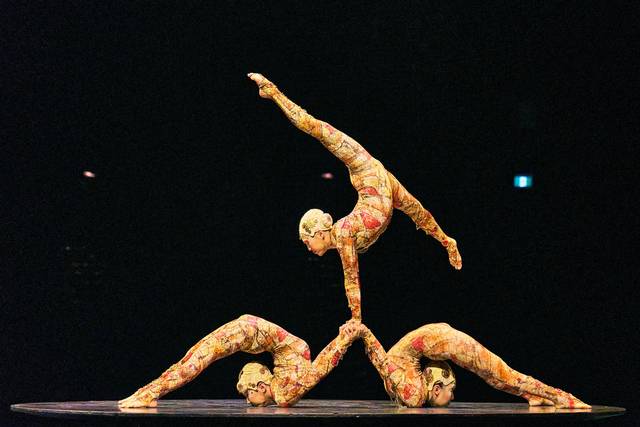 태양의 서커스 ‘쿠자’에서 닌진 알탄호야크를 비롯한 세 명의 컨토셔니스트가 고난도 곡예를 선보이고 있다.  마스트 인터내셔널 제공