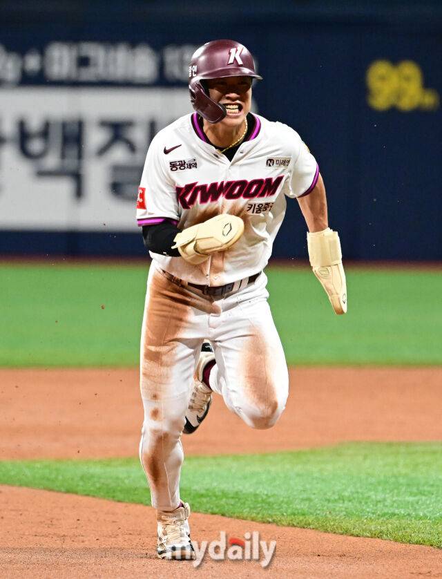 2025년 6월 18일 오후 서울 고척스카이돔에서 열린 '2025 신한 SOL뱅크 KBO 리그' SSG 랜더스와 키움 히어로즈의 경기. 키움 2루 주자 송성문이 3회말 무사 2루서 임지열의 우익수 플라이 때 3루로 뛰고 있다./마이데일리