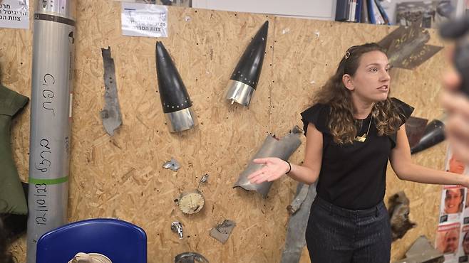 지난 11일(현지시간) 이스라엘 스데롯 디지털센터에서 만난 라비노비츠 베데인 활동가가  하마스 공습시 사용된 로켓 파편과 요격미사일(검은색) 파면을 보여구조 있다. [(스데롯) 천예선 기자]