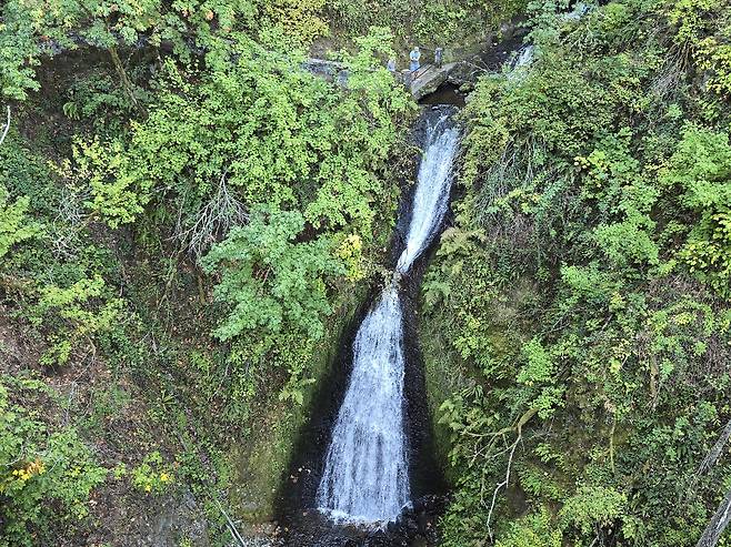 신부대기실 실루엣 장막 혹은 신부 드레스를 닮은 브라이덜베일폭포