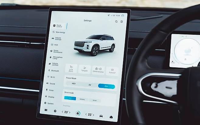 재쿠7의 럭셔리 모델에는 노래방 기능이 포함된 14.8인치 중앙 디스플레이가 있다 [재쿠]