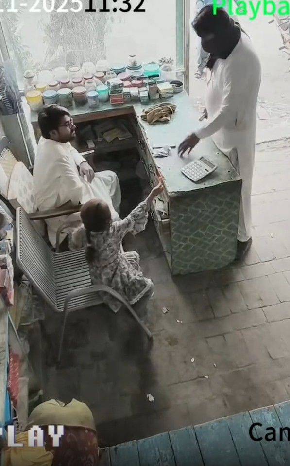 [뉴시스] 파키스탄의 한 상점에서 어린아이의 순수한 행동이 무장 강도의 범행을 막는 장면이 CCTV에 포착돼 화제가 되고 있다. (사진=에이아르와이 뉴스 갈무리) *재판매 및 DB금지 *재판매 및 DB 금지