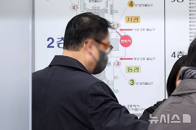 [서울=뉴시스] 이영환 기자 = 윤석열 전 대통령의 부인 김건희 여사의 오빠인 김진우씨가 지난 19일 오전 서울 서초구 서울중앙지방법원에서 열린 구속 전 피의자 심문(영장실질심사)에 출석하고 있다.2025.11.19. 20hwan@newsis.com