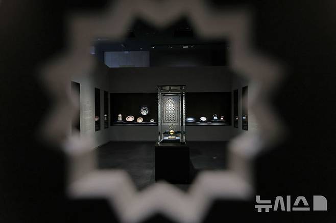 [서울=뉴시스] 박진희 기자 = 국립중앙박물관은 21일 서울 용산구 국립중앙박물관에서 세계적인 이슬람 박물관인 카타르 도하 이슬람예술박물관과 공동 주최하는 전시 ‘이슬람 미술, 찬란한 빛의 여정’ 언론공개회를 갖고 초기 쿠란 필사본 등 총 83건의 다양한 이슬람 미술품들을 선보인다. 이번 전시는 국립중앙박물관 상설전시관 최초의 이슬람 주제 전시라는 점에서 의미가 있다. 2025.11.21. pak7130@newsis.com