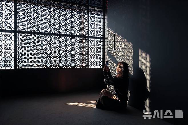 [서울=뉴시스] 박진희 기자 = 국립중앙박물관은 21일 서울 용산구 국립중앙박물관에서 세계적인 이슬람 박물관인 카타르 도하 이슬람예술박물관과 공동 주최하는 전시 ‘이슬람 미술, 찬란한 빛의 여정’ 언론공개회를 갖고 '다마스쿠스 귀족의 응접실'을 선보인다. 이번 전시는 국립중앙박물관 상설전시관 최초의 이슬람 주제 전시라는 점에서 의미가 있다. 2025.11.21. pak7130@newsis.com