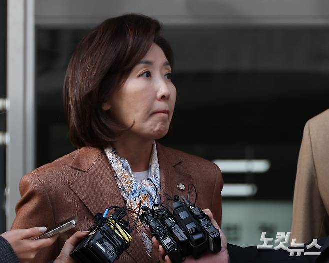 국민의힘 나경원 의원이 20일 오후 서울 양천구 남부지법에서 열린 '국회 패스트트랙(신속처리안건) 충돌 사건' 관련 1심 선고 공판에서 벌금 2400만원을 선고 받은 후 입장을 밝히고 있다. 황진환 기자