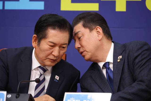 ▲더불어민주당 정청래 대표와 김병기 원내대표가 21일 국회에서 열린 최고위원회의에서 대화하고 있다. ⓒ연합뉴스