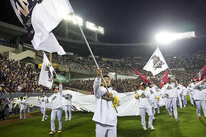 한국시리즈(KS) 우승 트로피를 든 LG 트윈스 선수단이 1일 잠실야구장에서 열린 ‘한국시리즈 통합우승 IN 잠실’ 행사에서 그라운드를 돌며 팬들에게 인사하고 있다. 2025.11.1 연합뉴스