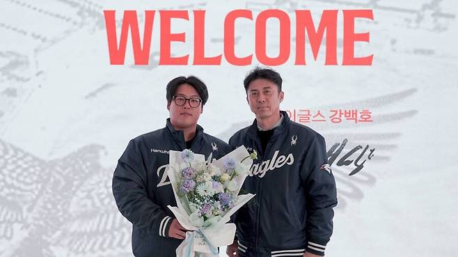 ▲ 강백호와 손혁 한화 단장 ⓒ한화 이글스