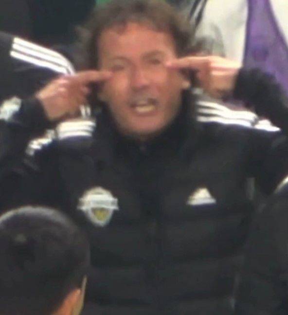 타노스 전북 현대 코치가 지난 9일 대전하나시티즌전에서 김우성 심판을 향해 제스처를 취하는 모습. /사진=한국프로축구심판협의회 제공 영상 캡처