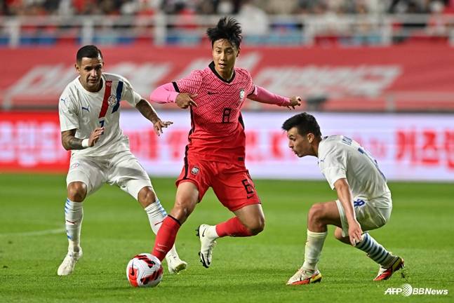 지난 2022년 한국과 평가전서 백승호(가운데)를 막고 있는 쿠에바스(오른쪽). /AFPBBNews=뉴스1