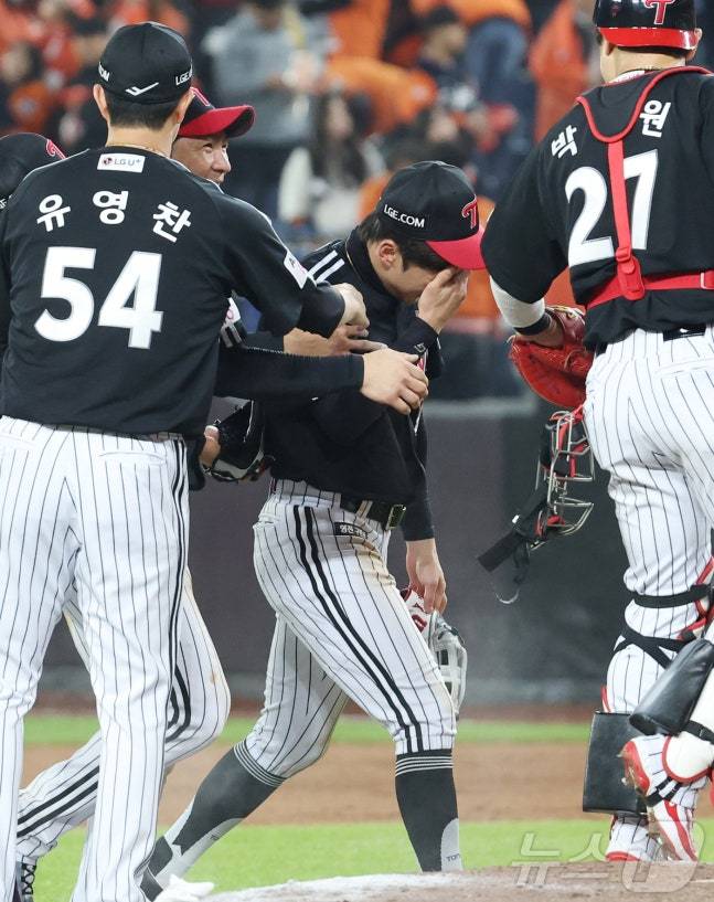 한국시리즈 4차전 승리 직후 눈물을 흘리는 박해민(가운데). /사진=뉴스1