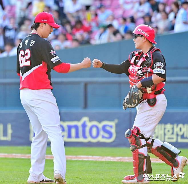 20일 오후 서울 송파구 잠실야구장에서 열린 '2025 신한 SOL Bank KBO리그' KIA 타이거즈와 두산 베어스의 경기, KIA가 두산에 6:2로 역전승을 거두며 위닝시리즈를 달성했다.  이날 경기에서 승리한 KIA 선수들이 기뻐하고 있다. 엑스포츠뉴스 DB