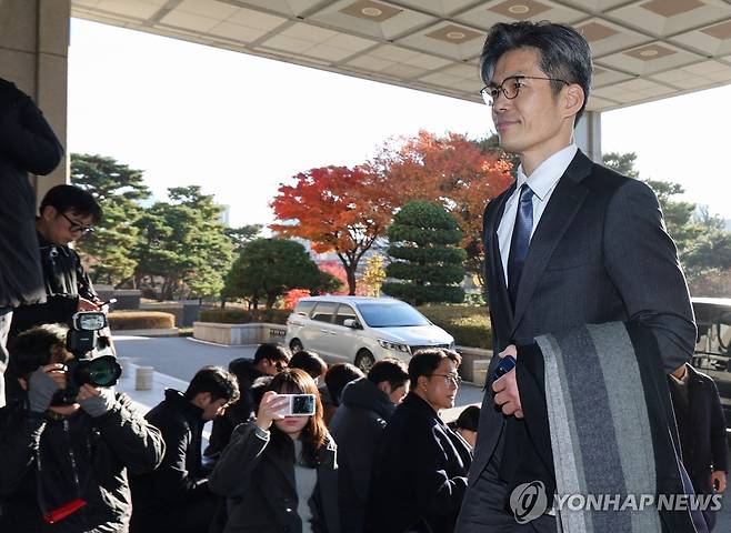 출근하는 박철우 신임 중앙지검장 (서울=연합뉴스) 이동해 기자 = 박철우 신임 서울중앙지검장이 21일 서울 서초구 서울중앙지방검찰청으로 들어서고 있다. 2025.11.21 eastsea@yna.co.kr