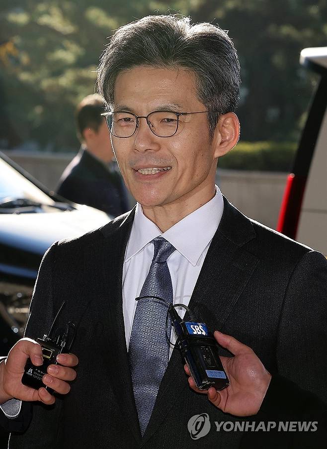 질문에 답하는 박철우 신임 중앙지검장 (서울=연합뉴스) 이동해 기자 = 박철우 신임 서울중앙지검장이 21일 서울 서초구 서울중앙지방검찰청으로 들어서며 취재진 질문에 답하고 있다. 2025.11.21 eastsea@yna.co.kr
