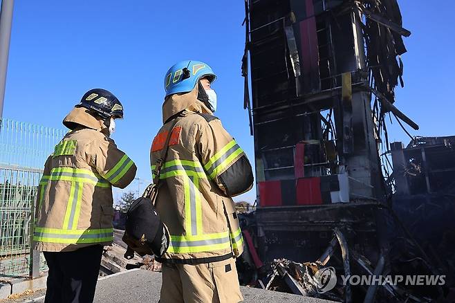 이랜드패션 물류센터 화재 합동 감식 (천안=연합뉴스) 이주형 기자 = 21일 오전 충남 천안시 동남구 이랜드패션 물류센터 화재 현장에서 충남소방 대원들이 합동 감식에 나서기 전 무너진 물류센터를 확인하고 있다. 2025.11.21 coolee@yna.co.kr