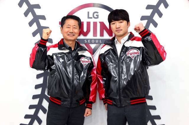 LG 스포츠단 김인석 사장(왼쪽)과 박해민.  [LG 트윈스 제공. 재판매 및 DB 금지]