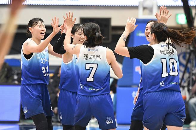환호하는 신한은행 [한국여자농구연맹 제공. 재판매 및 DB 금지]