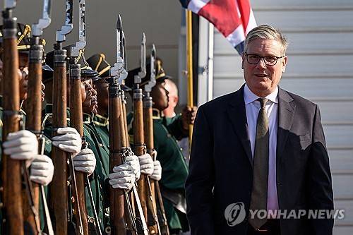 21일(현지시간) G20 참석차 남아공에 도착한 키어 스타머 영국 총리 [로이터 연합뉴스 재판매 및 DB 금지]