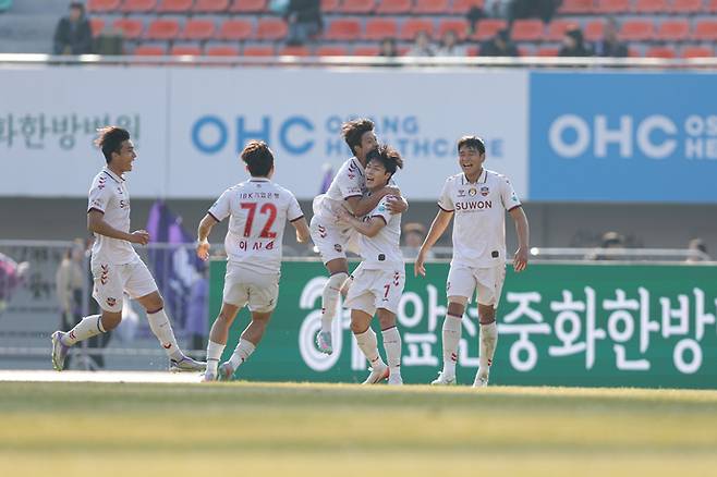 22일 안양종합운동장서 열린 하나은행 K리그1 2025 37라운드 FC안양과 수원FC 경기서 결승골을 터트린 수원FC 이재원(사진 오른쪽 2번째)과 동료들이 기쁨을 나누고 있다. 사진=한국프로축구연맹