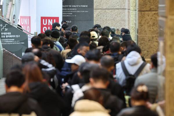 중국과 일본 간 갈등이 격화하는 가운데 중국인 관광객의 방한 기대감이 커지고 있다. 사진은 지난 20일 서울 중구 롯데면세점 명동점에서 중국인들이 입장을 위해 대기해 있는 모습. 연합뉴스