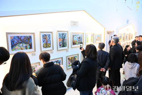22일 양구 박수근미술관 내 어린이미술관에서 열린 한국의 위대한 화가 박수근을 기리는 제12회 전국사생대회 시상식 참석자들이 수상작을 살펴보고 있다. 신세희기자