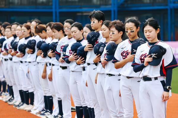 한국 여자야구 대표팀이 국기에 대한 경례를 하고 있다. (사진=BFA)