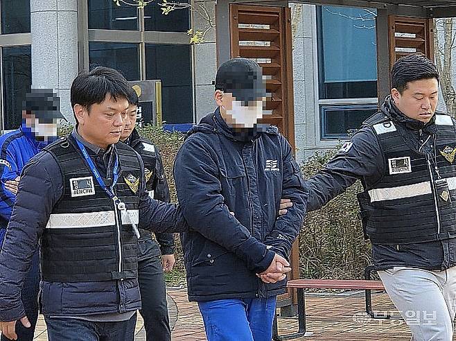 신안 해상에서 발생한 퀸제누비아2호 좌초 사고로 긴급체포된 일등항해사 A(40)씨와 인도네시아 국적 조타수 B(41)씨가 22일 오후 광주지방법원 목포지원에서 진행되는 구속 전 피의자신문이 끝난 뒤 법원을 나오고 있다. 박소영기자 psy1@mdilbo.com