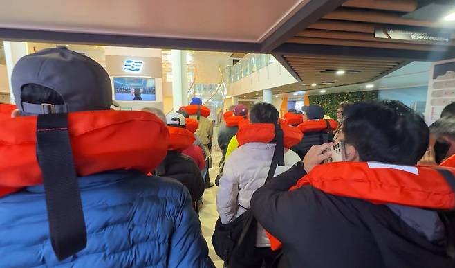 지난 19일 좌초 사고 직후 퀸제누비아2호 내부에 모여있는 탑승객들 / 출처: 시청자 제공