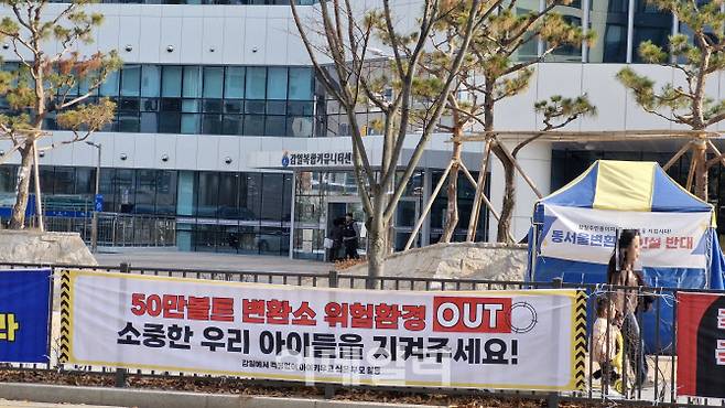 어린아이의 손을 잡고 한 엄마가 감일동 거리를 걸어가고 있다. 감일동은 영유아, 청소년, 다자녀, 신혼부부 등이 주로 사는 4만명(1만4000가구) 주거밀접지역이다. (사진=최훈길 기자)