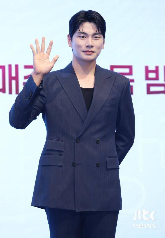 6일 오후 서울 구로구 신도림 더 세인트에서 KBS2 '페이스미' 제작발표회가 열렸다. 조록환 감독과 배우 이민기, 한지현, 이이경, 전배수가 참석했다.  김현우 엔터뉴스팀 기자 kim.hyunwoo3@jtbc.co.kr (콘텐트비즈니스본부)